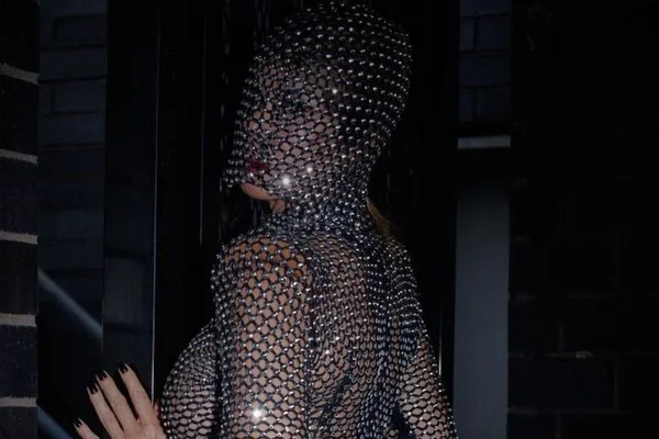 Luciana Gimenez usa look transparente no Halloween e deixa fãs babando