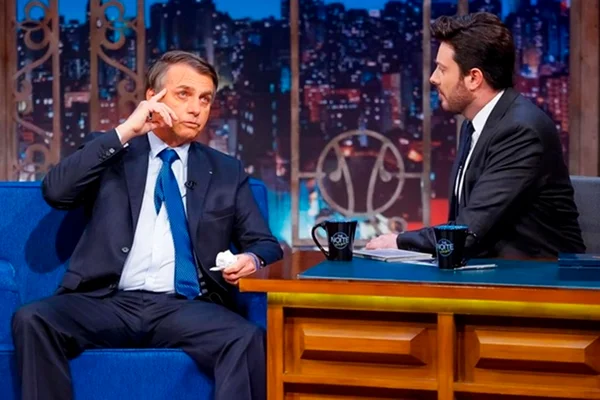 Bolsonaro mostra cicatriz na barriga no programa de Danilo Gentili