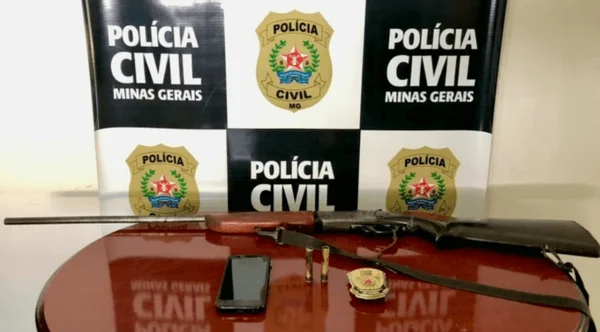 O homem usava uma espingarda para coagir as filhas