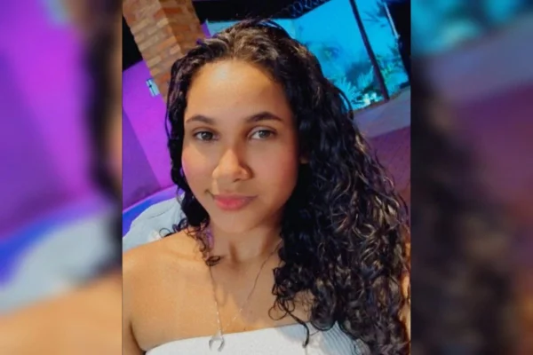 Mulher jovem morena com cabelos cacheados - Metrópoles
