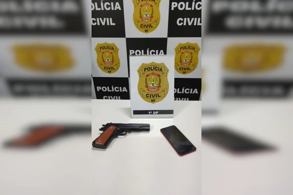 simulacro de arma e celular roubado