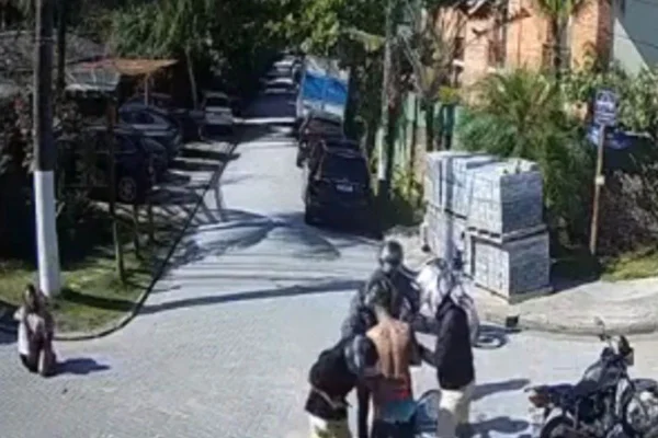 Durante o assalto, uma mulher e uma criança ficaram ajoelhadas na rua, sem serem roubadas, enquanto o homem teve suas joias levadas - Metrópoles
