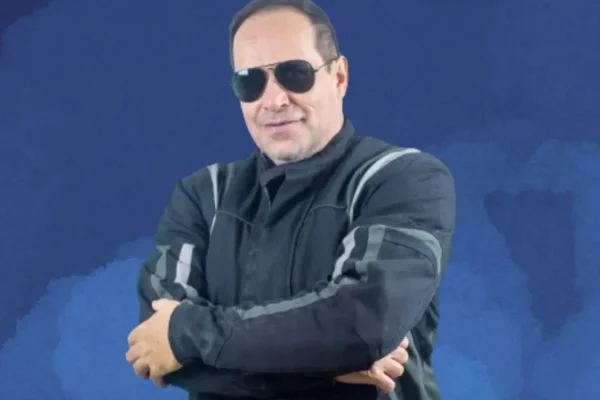 Ricardo Costa, ex-Polegar, posa de look preto e óculos escuros - Metrópoles