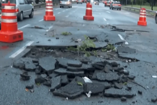 cratera asfalto chuva zona leste marginal pinheiros