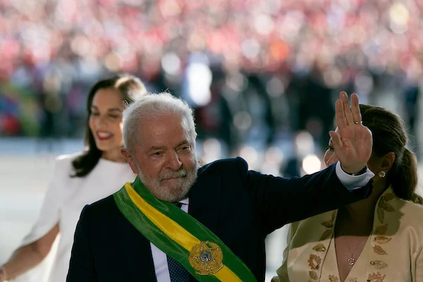 imagem colorida Lula subindo rampa do planalto - metrópoles