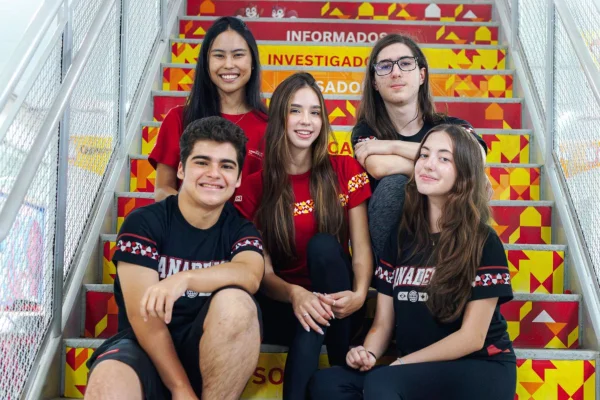 Fotografia colorida mostrando cinco alunos em escada-Metrópoles