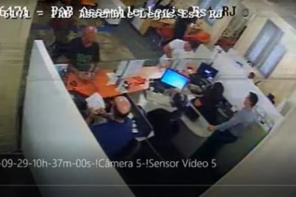 Fabrício Queiroz paga conta de Flávio Bolsonaro em dinheiro vivo
