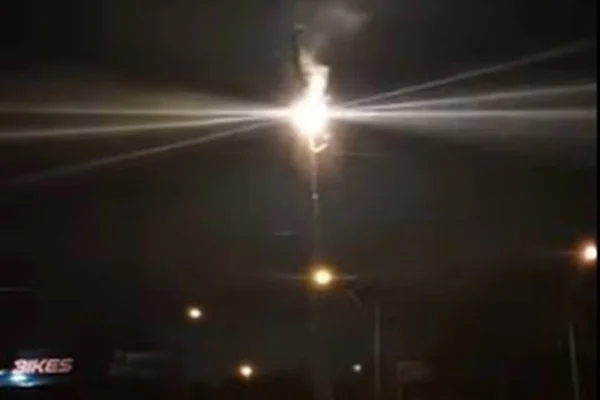 Poste explodindo - Metrópoles