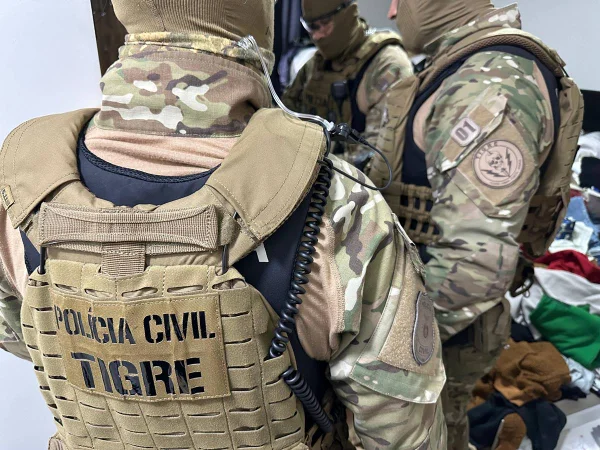Grupo usa fuzis e coletes da polícia para sequestrar e agredir vítimas