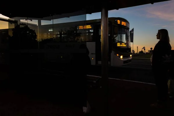 Homem que estuprava mulheres em paradas de ônibus no DF é preso