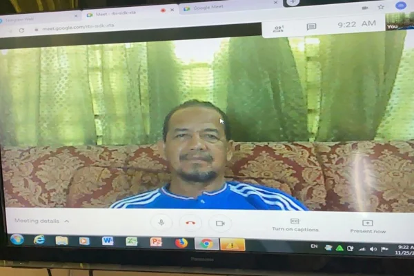 Professor finalmente consegue fazer chamada de vídeo, mas ninguém assiste