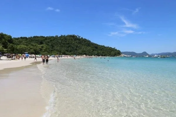 Localizada em Florianópolis, a Praia da Ilha do Campeche está entre as praias mais lindas do país. Com águas cristalinas e tranquilas, o paraíso é destino ideal para quem quer relaxar. Apesar da difícil localização, a beleza da ilha vale o esforço Localizada em Florianópolis, a Praia da Ilha do Campeche está entre as praias mais lindas do país. Com águas cristalinas e tranquilas, o paraíso é destino ideal para quem quer relaxar. Apesar da difícil localização, a beleza da ilha vale o esforço