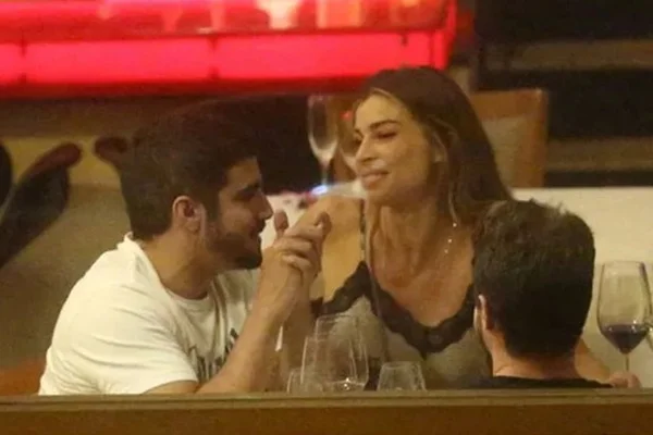 Grazi Massafera e Caio Castro são flagrados em restaurante no Rio