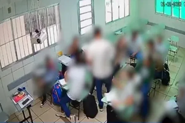 Professor faz comparação de aluno com chimpanzé
