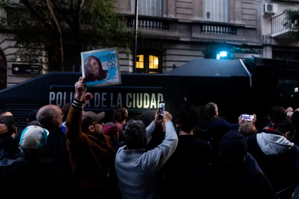 apoiadores de cristina kirchner fazem protesto em buenos aires