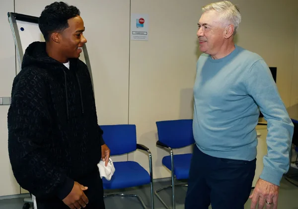 Imagem colorida de Endrick e Carlo Ancelotti - Metrópoles