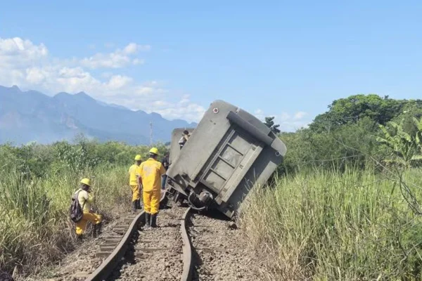 Imagem colorida de trem que tombou