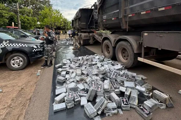 Foto colorida de pacotes de cocaína encontrados em carga falta de caminhão em rodovia no Pará - Metrópoles