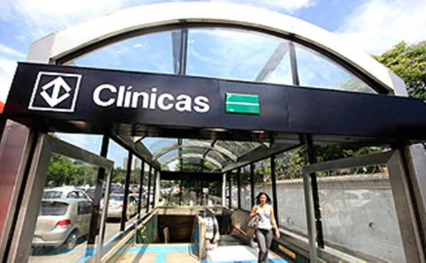 No domingo, um homem foi detido após atirar extintor de incêndio em plataforma da Estação Clínicas do metrô e atacar agente de segurança - Metrópoles