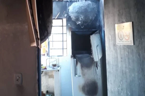 Cozinha destruída por fogo