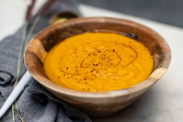 Aprenda a preparar um delicioso e prático creme de cenoura