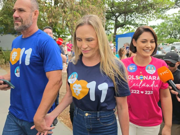 Celina vota no Lago Norte acompanhada de Michelle Bolsonaro e Bia Kicis - destaque galeria Celina vota no Lago Norte acompanhada de Michelle Bolsonaro e Bia Kicis - destaque galeria