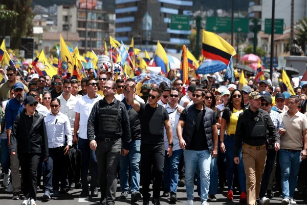 O presidente do Equador, Daniel Noboa, participa de protesto contra decisões da Corte Constitucional
