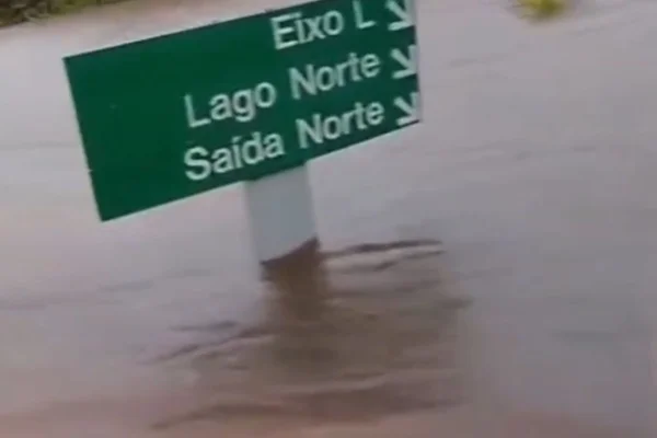 Parte da Ponte do Bragueto “some” após chuva forte provocar alagamento