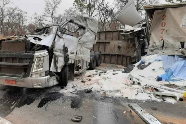 Carretas colidem em BR de Minas Gerais