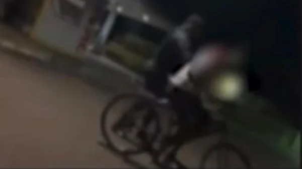 PM agride adolescente que andava de bicicleta