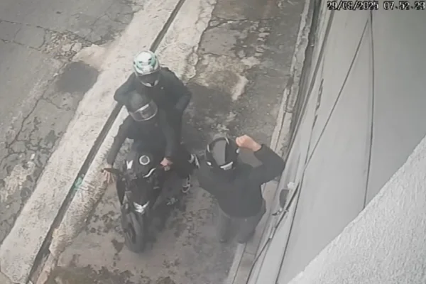 Imagem colorida de dupla roubando capacete de home. Metrópoles