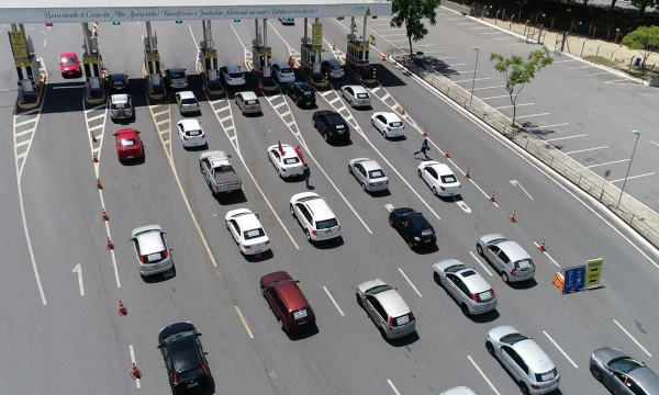 Trabalhadores da Ford em Taubaté fazem carreata para Santuário de Aparecida
