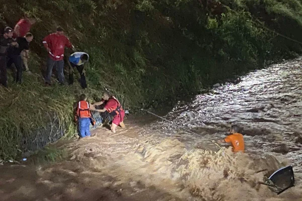 Vídeo: carro cai em córrego durante chuva forte no interior de SP
