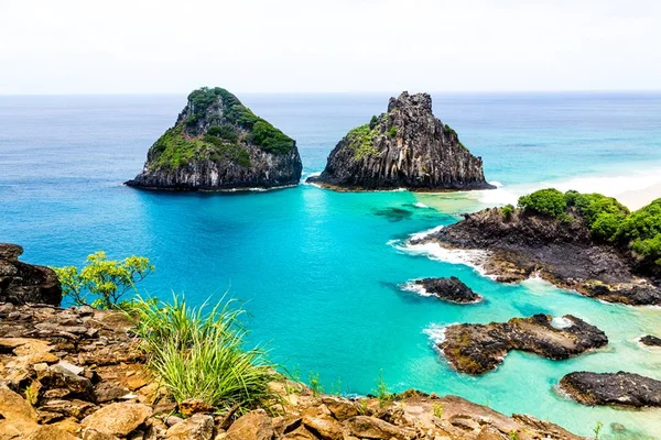 Amigos pagam R$ 4 mil por passagem para Noronha e ficam sem roupas