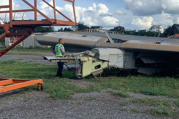Após 10 anos, aviões abandonados são retirados do Aeroporto de Brasília