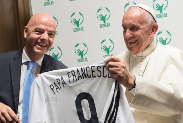 Foto colorida de presidente da Fifa e Papa Francisco - Metrópoles