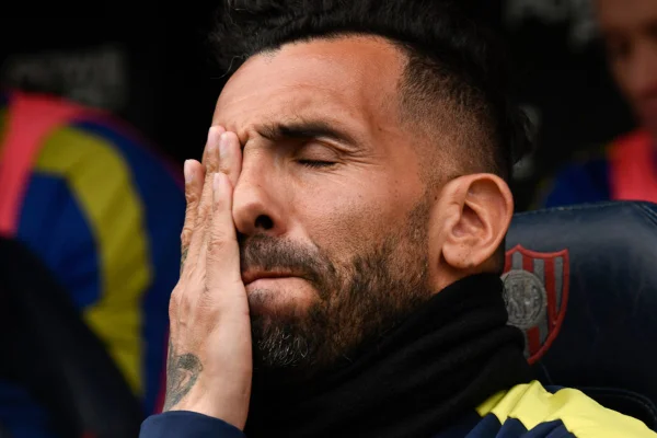 Imagem colorida de Carlos Tévez com a mão no rosto - Metrópoles