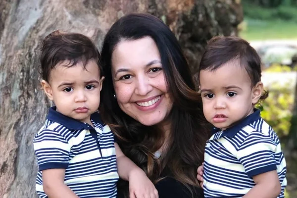 Condomínio adverte mãe por choro de filhos gêmeos com pneumonia