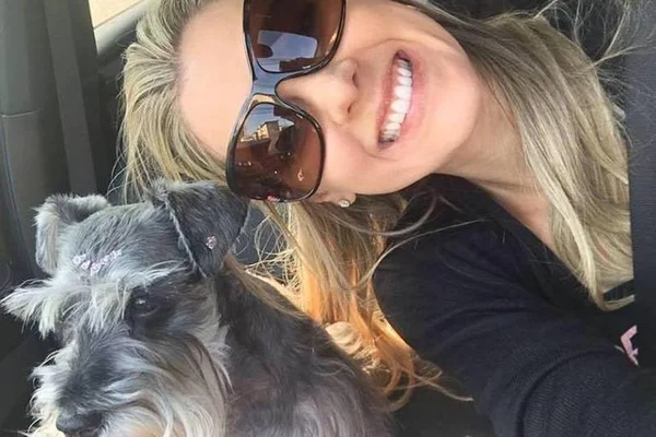 Mulher branca registra queixa contra doméstica por injúria racial