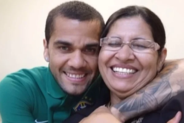 Mãe de Daniel Alves comemora liberdade provisória do jogador