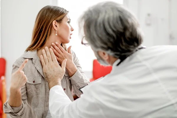 Médico examina pescoço de paciente com nódulo-Metrópoles