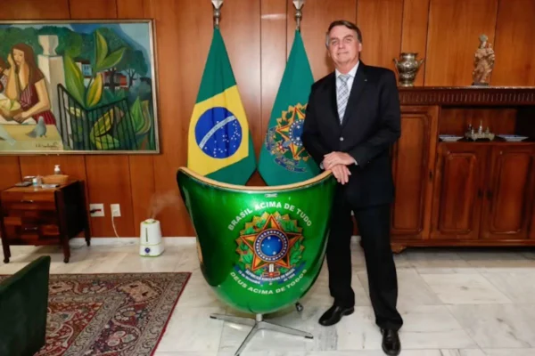 Imagem colorida mostra poltrona dada a Jair Bolsonaro - Metrópoles