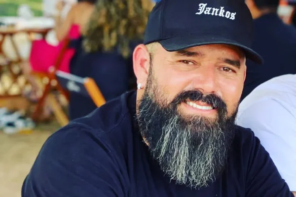Cantor de forró Gisley Ribeiro morre, aos 42 anos, após passar mal durante show - Metrópoles
