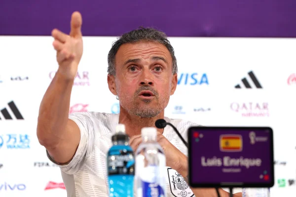 Técnico Luis Enrique, da Espanha, responde repórteres