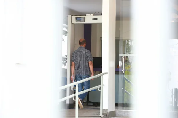 Colégio instala detector de metais após aluno ferir professora