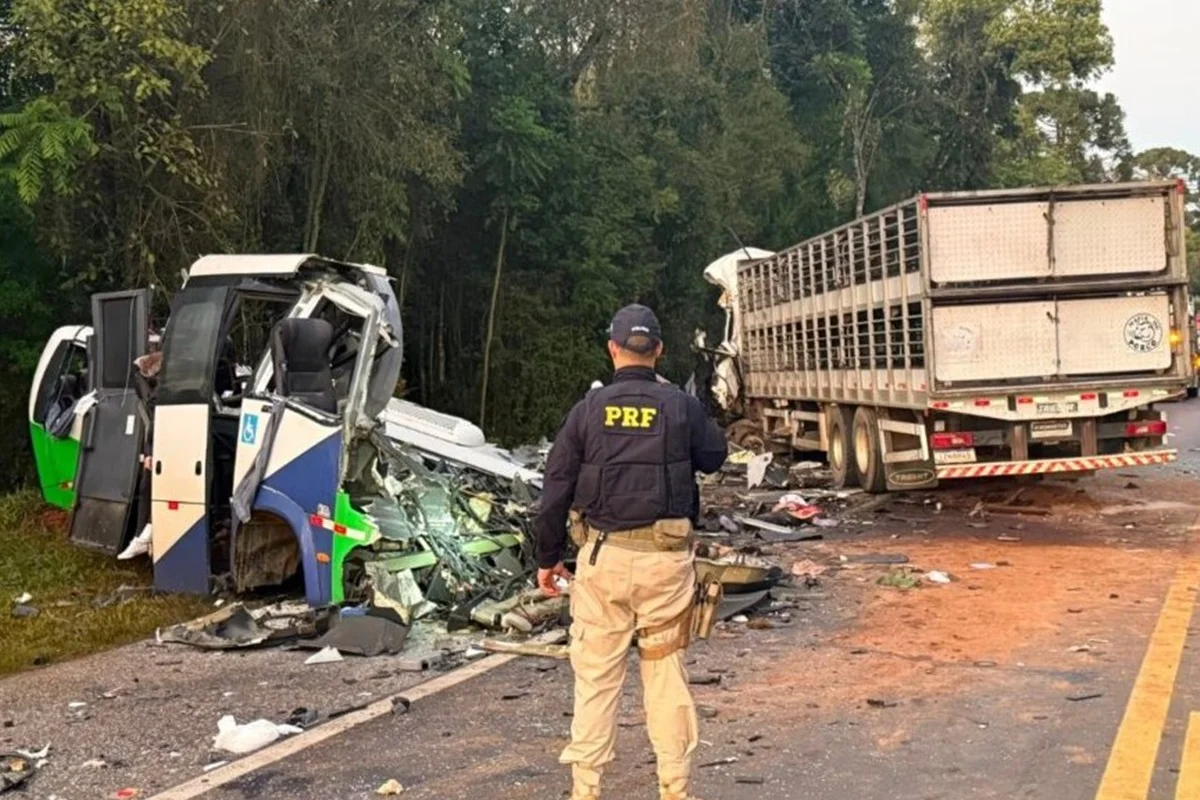 Acidente entre ônibus e carreta deixa 21 mortos no Paraná