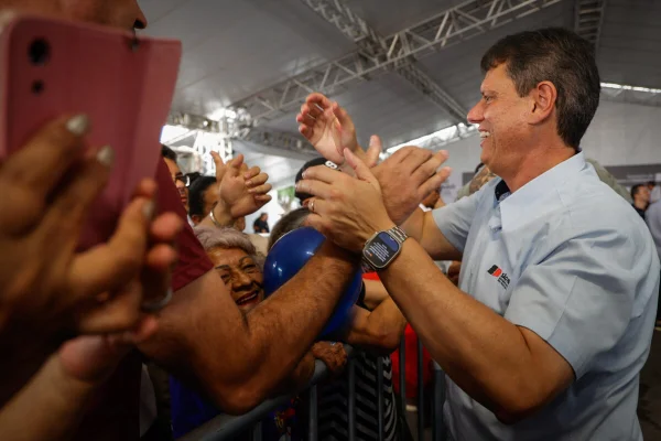 Tarcísio de Freitas em entrega de títulos de regularização fundiária urbana da CDHU