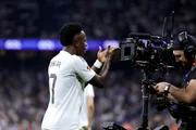 Para Virginia? Vini Jr. marca para o Real e manda beijinho para câmera