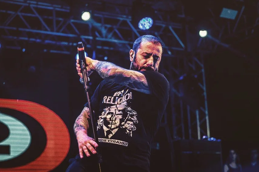 Pela primeira vez, <b>CPM 22</b> e Raimundos estarão juntas no palco de um dos maiores festivais de rock do planeta. A primeira foi formada em 1995, é reconhecida por seu hardcore melódico misturado com punk rock, e no ano que vem vai completar vinte anos do lançamento de seu primeiro álbum, A Alguns Quilômetros de Lugar Nenhum. Desde então, tendo sempre à frente o vocalista Badauí, foram mais seis discos de estúdio: CPM 22 (2001), Chegou a Hora de Recomeçar (2002), Felicidade Instantânea (2005), Cidade Cinza (2007), Depois de um Longo Inverno (2011) e Suor e Sacrifício (2015). Entre seus principais hits estão: Um Minuto Para o Fim do Mundo, Não Sei Viver Sem ter Você e Dias Atrás Pela primeira vez, <b>CPM 22</b> e Raimundos estarão juntas no palco de um dos maiores festivais de rock do planeta. A primeira foi formada em 1995, é reconhecida por seu hardcore melódico misturado com punk rock, e no ano que vem vai completar vinte anos do lançamento de seu primeiro álbum, A Alguns Quilômetros de Lugar Nenhum. Desde então, tendo sempre à frente o vocalista Badauí, foram mais seis discos de estúdio: CPM 22 (2001), Chegou a Hora de Recomeçar (2002), Felicidade Instantânea (2005), Cidade Cinza (2007), Depois de um Longo Inverno (2011) e Suor e Sacrifício (2015). Entre seus principais hits estão: Um Minuto Para o Fim do Mundo, Não Sei Viver Sem ter Você e Dias Atrás