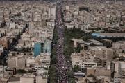 Imagem aérea mostra a avenida Azadi, em Teerã, tomada por iranianos Imagem aérea mostra a avenida Azadi, em Teerã, tomada por iranianos
